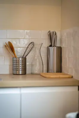 Cuisine ou kitchenette dans l'établissement L'Oiseau Blanc un petit nid proche de la gare !
