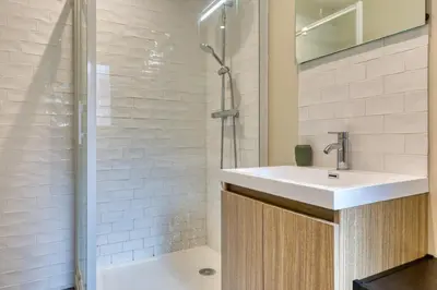 Salle de bains dans l'établissement L'Oiseau Blanc un petit nid proche de la gare !