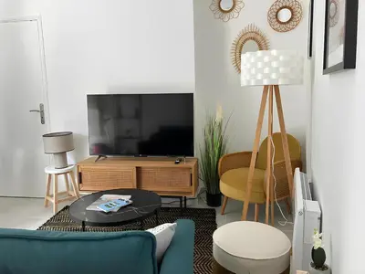 Télévision ou salle de divertissement dans l'établissement Dewailly, 2 chambres, 3 lits, élégant, 700m centre ville