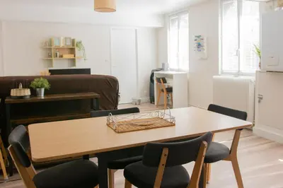 Coin salon dans l'établissement Bergerie du centre ville - 1 chambre, équipement bébé, wifi et draps inclus
