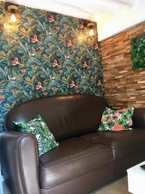 Coin salon dans l'établissement La cabane urbaine et son jardin
