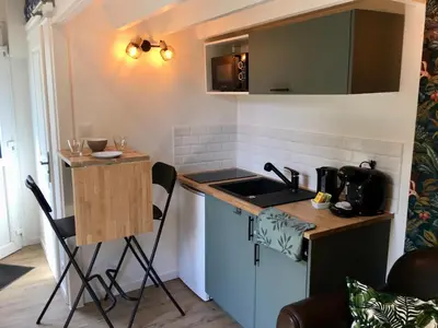Cuisine ou kitchenette dans l'établissement La cabane urbaine et son jardin