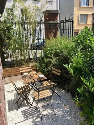 Jardin de l'établissement La cabane urbaine et son jardin