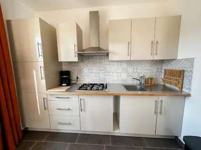 Cuisine ou kitchenette dans l'établissement Le Tipani