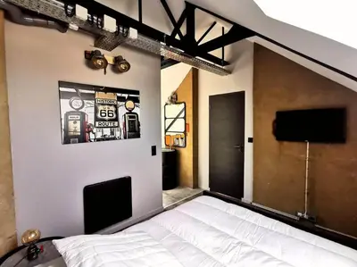 Télévision ou salle de divertissement dans l'établissement Logement Industriel & Atypique
