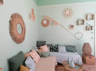 Coin salon dans l'établissement Chez mamie framboise centre ville avec courette