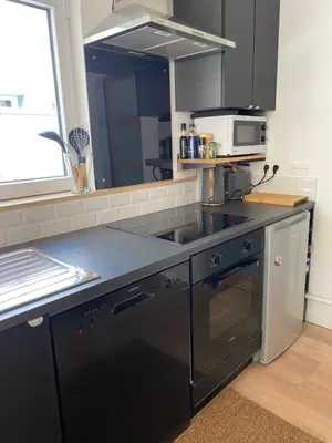 Cuisine ou kitchenette dans l'établissement Maison cosy rénovée avec jardin