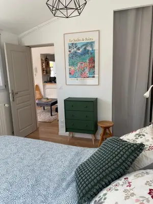Un ou plusieurs lits dans un hébergement de l'établissement Maison cosy rénovée avec jardin
