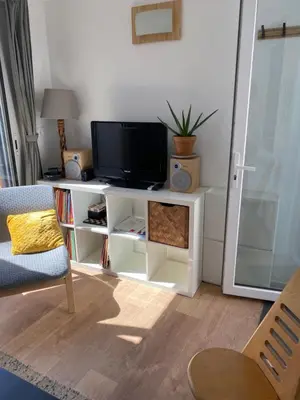 Télévision ou salle de divertissement dans l'établissement Maison cosy rénovée avec jardin