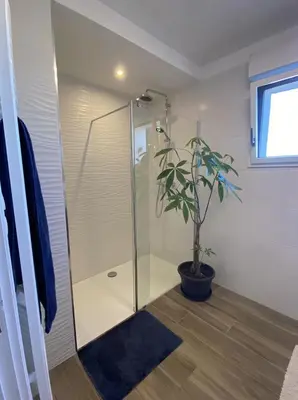 Salle de bains dans l'établissement Suite avec jacuzzi idéale pour visiter la Normandie