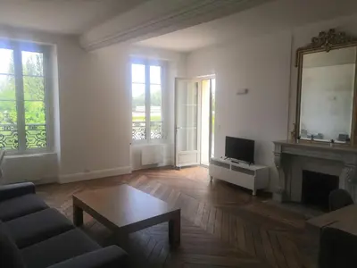 Télévision ou salle de divertissement dans l'établissement Grand 2P Terrasse bord de seine