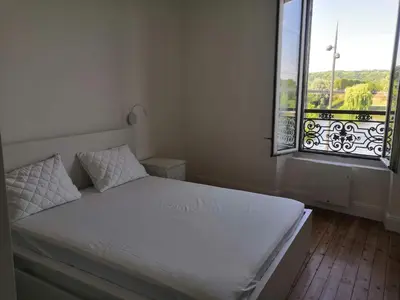Un ou plusieurs lits dans un hébergement de l'établissement Grand 2P Terrasse bord de seine