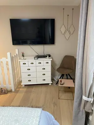 Télévision ou salle de divertissement dans l'établissement Petite maison hyper centre de Dieppe proche plage