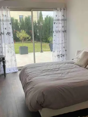 Un ou plusieurs lits dans un hébergement de l'établissement Logement moderne, dans mon jardin, près de Paris et stade de France avec place de stationnement
