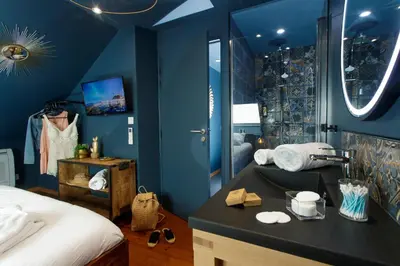 Un ou plusieurs lits dans un hébergement de l'établissement Sweety Loft Suites romantique avec jacuzzi