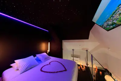 Un ou plusieurs lits dans un hébergement de l'établissement Sweety Loft Suites romantique avec jacuzzi