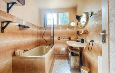Salle de bains dans l'établissement Pet Friendly Home In Touffreville