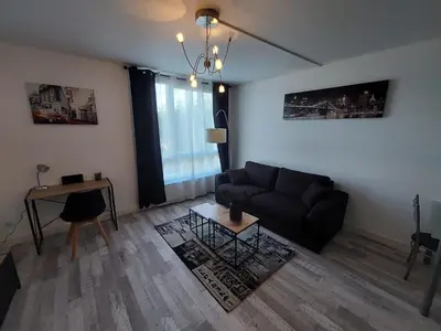 Coin salon dans l'établissement Appartement équipé proche aéroport et gare
