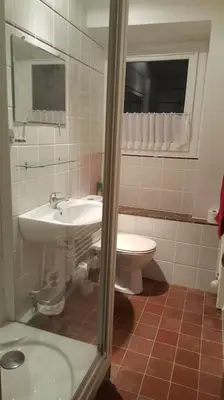 Salle de bains dans l'établissement L' Eglise - 2 pièces avec balcon au dernier étage vue Paris