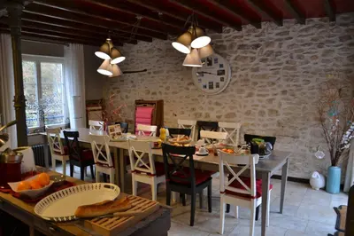 Coin salon dans l'établissement Chambres d'hôtes Villa de Vienne-en-Arthies
