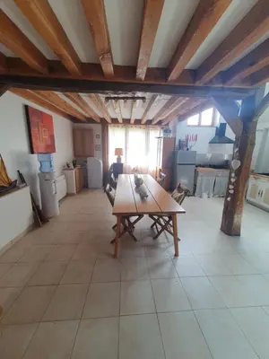 Cuisine ou kitchenette dans l'établissement Maison spacieuse