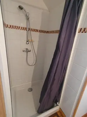Salle de bains dans l'établissement Maison spacieuse