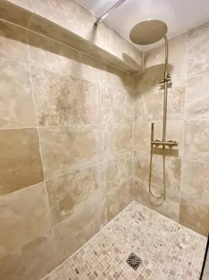 Salle de bains dans l'établissement Les Amourettes