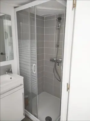 Salle de bains dans l'établissement Duplex hypercentre avec parking