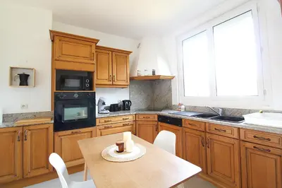 Cuisine ou kitchenette dans l'établissement Les Nuits Bonneuilloises Le Shetland