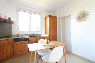 Cuisine ou kitchenette dans l'établissement Les Nuits Bonneuilloises Le Shetland