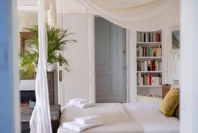 Un ou plusieurs lits dans un hébergement de l'établissement Chambre d’hôtes au Château Le Bas Bleu, Anaïs Nin