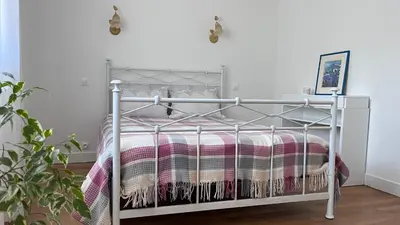 Un ou plusieurs lits dans un hébergement de l'établissement Maison dans un endroit calme