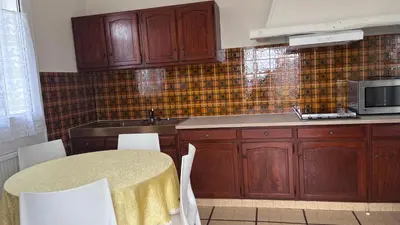 Cuisine ou kitchenette dans l'établissement Maison dans un endroit calme