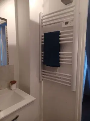 Salle de bains dans l'établissement Le Citadin aéroport Beauvais Paris