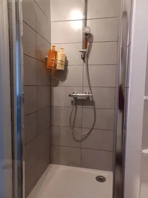 Salle de bains dans l'établissement Le Citadin aéroport Beauvais Paris