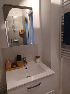 Salle de bains dans l'établissement Le Citadin aéroport Beauvais Paris
