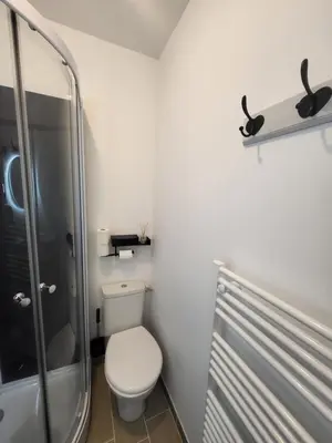 Salle de bains dans l'établissement Studio proche gare Vernon Giverny terrasse Parking