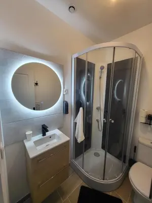 Salle de bains dans l'établissement Studio proche gare Vernon Giverny terrasse Parking