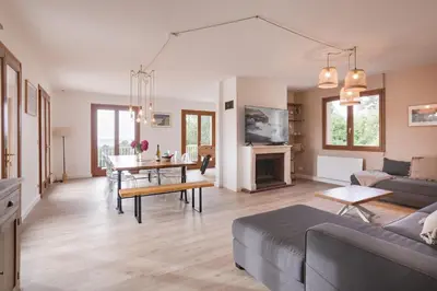 Coin salon dans l'établissement La Villa Maxine, vue mer et spa