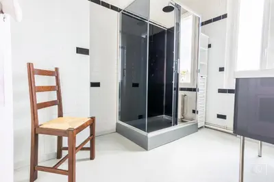 Salle de bains dans l'établissement maison jardin terrasse parking gratuit autour de la maison