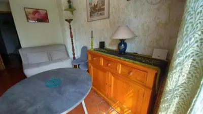 Coin salon dans l'établissement Gites Les Roses