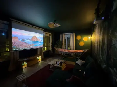 Télévision ou salle de divertissement dans l'établissement Jungle Urbain- Sauna - Ciné - Hamac - Hyper centre
