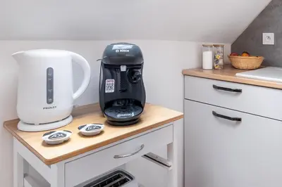Cuisine ou kitchenette dans l'établissement Cocon Forestier - Home cinema- Netflix free - Proche aéroport Beauvais, Chantilly, forêt de Hez-Froidmont, parking public gratuit, Wifi & Netflix