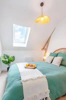 Un ou plusieurs lits dans un hébergement de l'établissement Cocon Forestier - Home cinema- Netflix free - Proche aéroport Beauvais, Chantilly, forêt de Hez-Froidmont, parking public gratuit, Wifi & Netflix