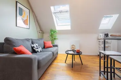Coin salon dans l'établissement Cocon Forestier - Home cinema- Netflix free - Proche aéroport Beauvais, Chantilly, forêt de Hez-Froidmont, parking public gratuit, Wifi & Netflix