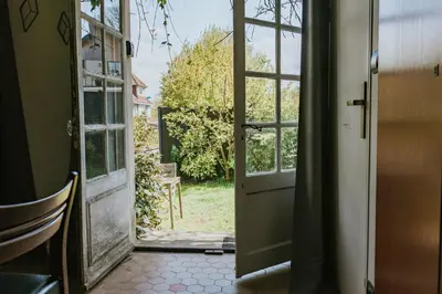 Jardin de l'établissement Appartement les Glycines - Accès Piscine