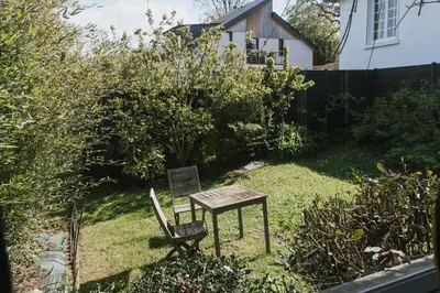 Jardin de l'établissement Appartement les Glycines - Accès Piscine