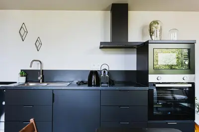 Cuisine ou kitchenette dans l'établissement Appartement les Glycines - Accès Piscine
