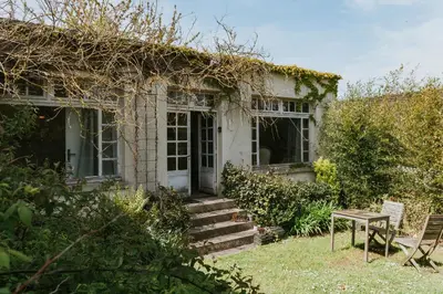 Jardin de l'établissement Appartement les Glycines - Accès Piscine