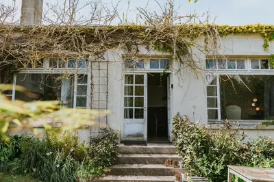 Jardin de l'établissement Appartement les Glycines - Accès Piscine